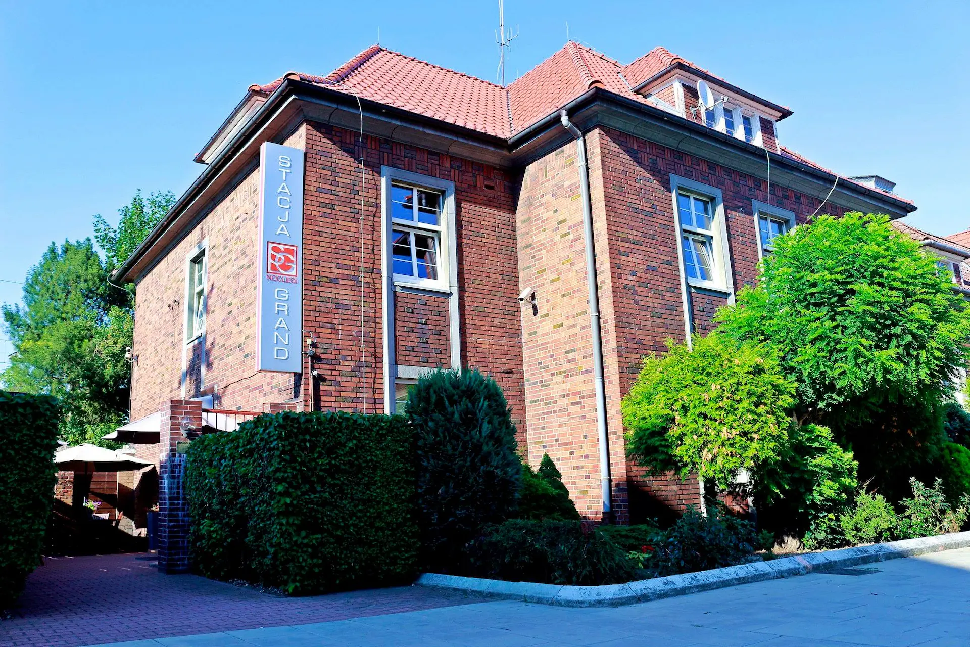 stacja grand noclegi budynek